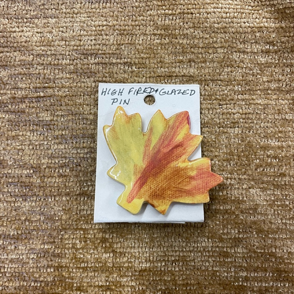 Autum leaf fire glazed pin🍁